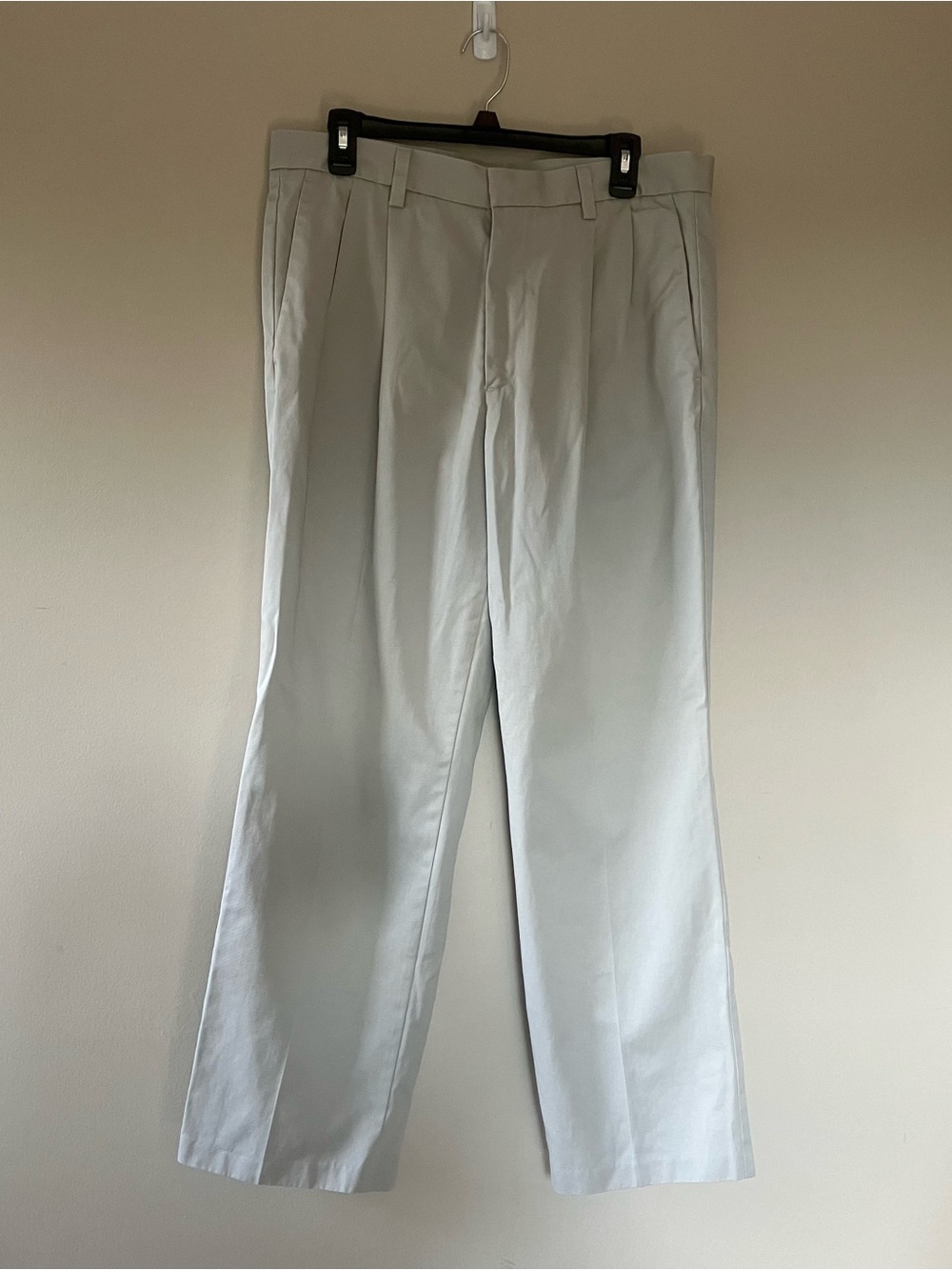 Dockers Men's Pleated Classic Fit Khaki Pants Light Gray Beige 34x30
